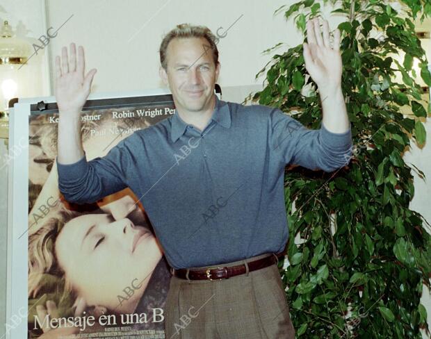 Kevin Costner en la presentación de su Película "mensaje en una Botella", en...