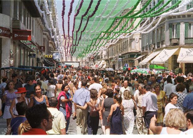 Las calles engalanadas para la ocasión reciben a malagueños y miles de turistas