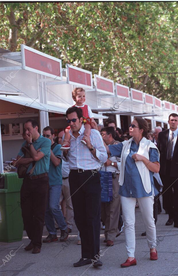los Duques de Lugo y su hijo Froilan Pasean por la Feria del Libro