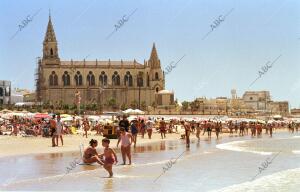 Vista de la playa de Regla, con el Santuario al fondo