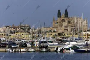 Palma de Mallorca, 02/08/2000. Vista del puerto y la catedral