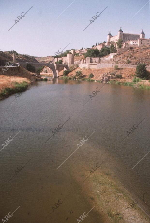 Rio tajo paso por Toledo con puente Alcantarafoto: rebeca Arango