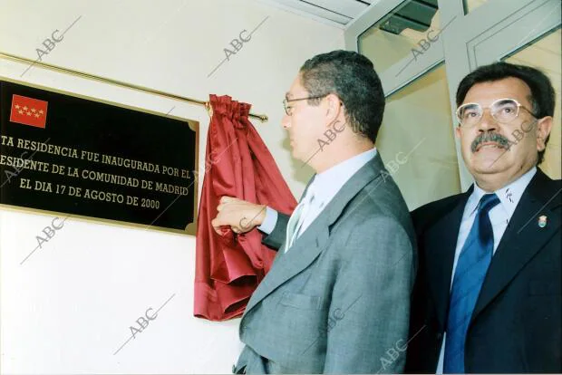 El presidente de la Comunidad de Madrid, Alberto Ruiz Gallardon, y A la Dcha