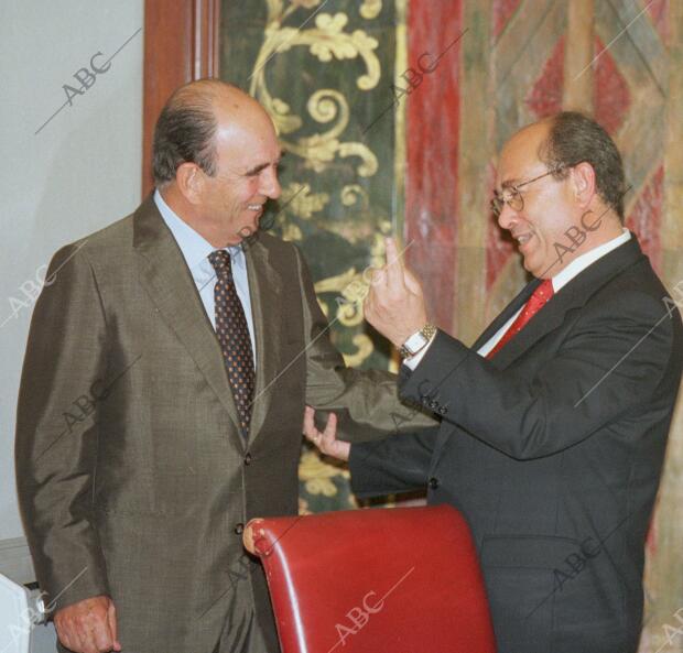 En el paraninfo de la Universidad de Sevilla firma de convenio entre la...