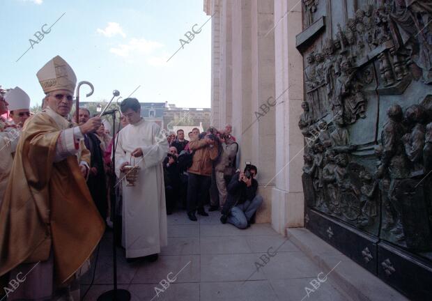 En la imagen, Monseñor Rouco bendice las nuevas puertas de bronce de la Catedral...