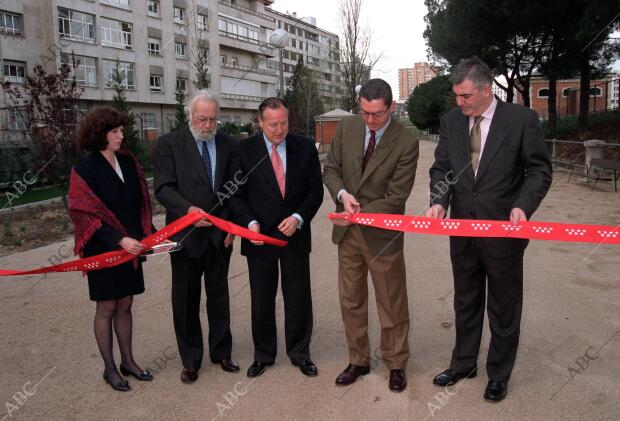 Gallardon y el alcalde Inauguran un parque en plaza de Castilla
