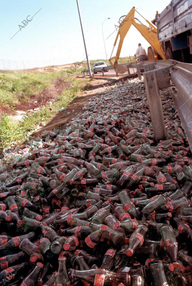 Botellas Caidas en M-407 , entre Leganes y Fuenlabrada, desde un Camion de una...