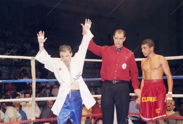 ), en su primera pelea como profesional, es proclamado vencedor ante el...