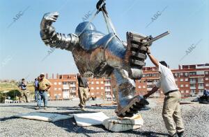 La compleja operación para colocar la escultura en el barrio de El Restón que...