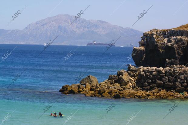 Vista del estrecho desde Tarifa con Marruecos al fondo