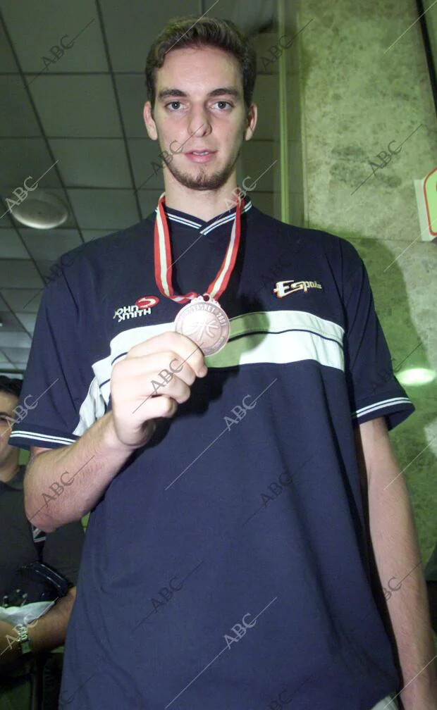 Llegada al aeropuerto de MADRID BARAJAS del equipo nacional de baloncesto con la...