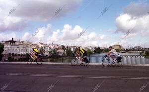 Ciclistas celebrando el día mundial sin coches