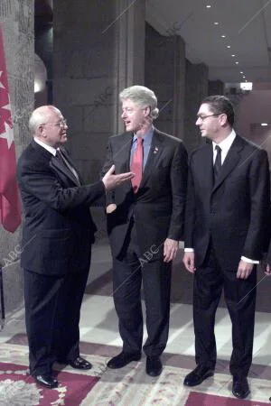 Clinton y Gorbachov en la cena que les Ofrecio Alberto Ruiz Gallardon con motivo...