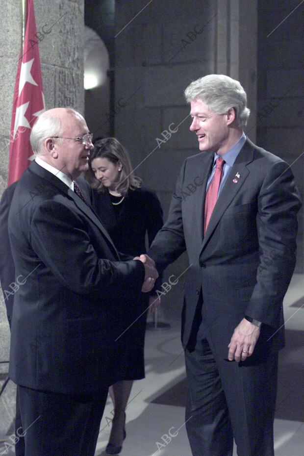 Clinton y Gorbachov en la cena que les Ofrecio Alberto Ruiz Gallardón con motivo...