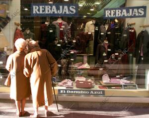 Unas señoras observan el escaparate de un comercio en la calle Preciados