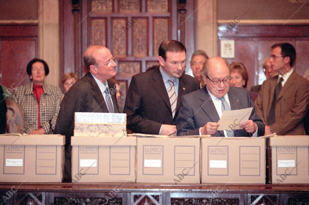 Entrega por Ibarretxe de los Documentos del archivo Historico de la Generalita...