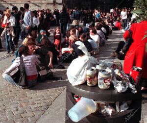 Botellon diurno en la plaza puerta de Moros