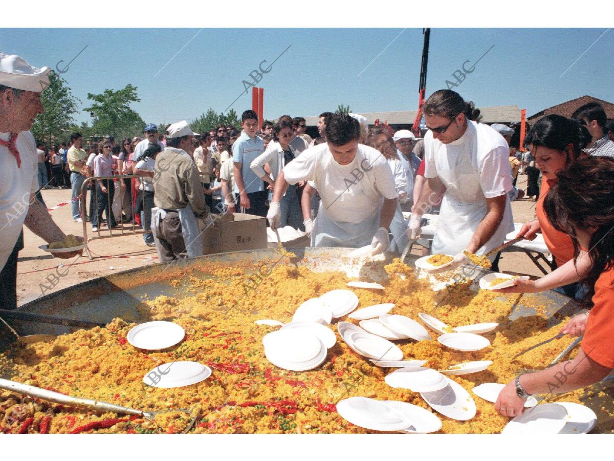 Paella gigante cocinada en las fiestas de La Sagra Archivo ABC