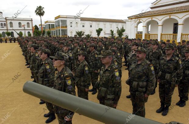 El cuartel general del Mando de Apoyo Logístico Sur, en Sevilla, despidió ayer a...