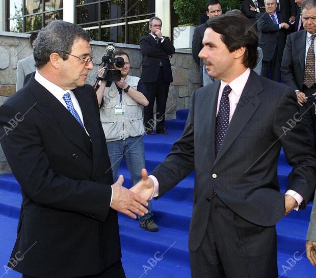 El presidente del gobierno, D. José María Aznar, saluda al presidente de...