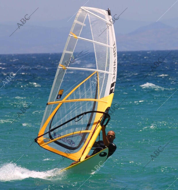 Tarifa (Cádiz) 01/07/2002. Windsurf en el sur de la península