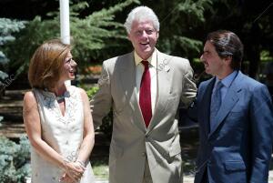 El presidente del gobierno Jose María Aznar y su esposa Ana Botella, reciben al...