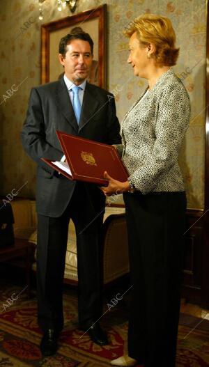 El ministro de justicia Michavila Hace entrega A la presidenta del congreso de...