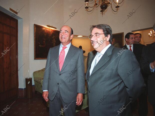 En el Salon de Columnas del Rectorado, el rector y Emilio Botin, presidente del...