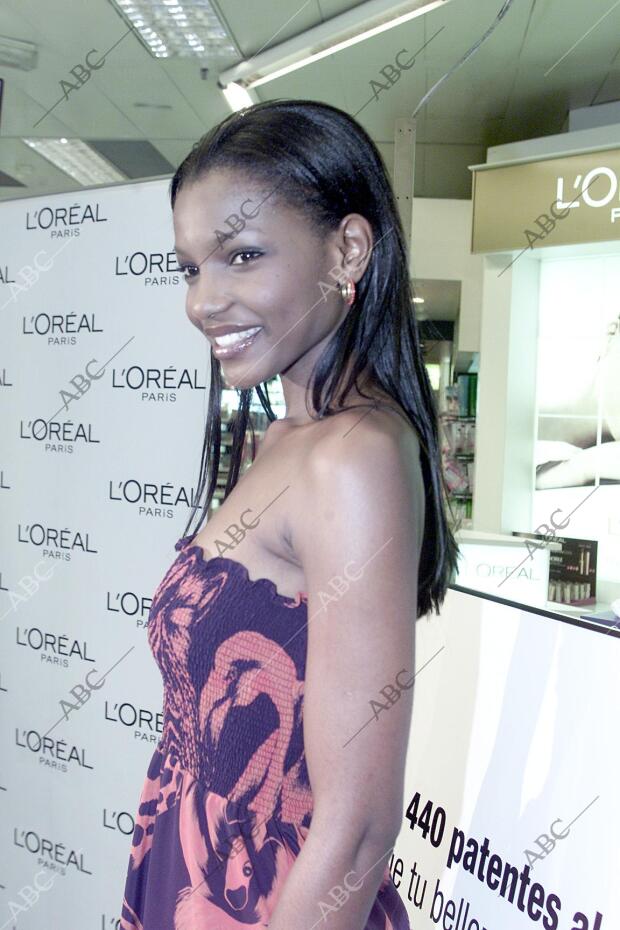 Miss mundo 2002, Agbani Darego, en el stand de L'Oreal de el corte Ingles