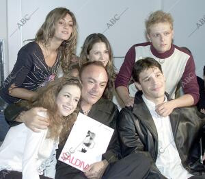 Cesar Saldivar, fotógrafo autor del Libro "luz Natural" junto A Algunos Actores...