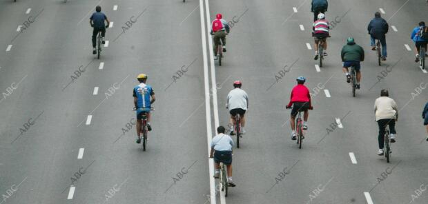 Ciclistas celebrando el día mundial sin coches