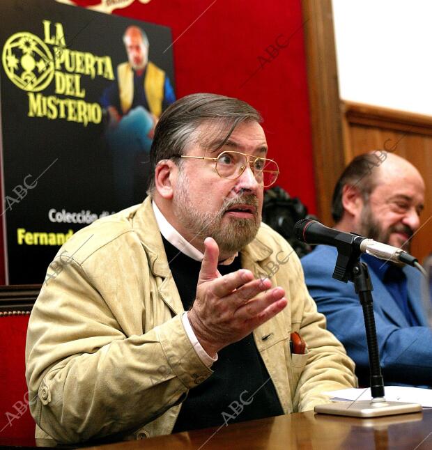 chicho Ibáñez serrador junto al profesor Jiménez del oso en la presentación de...