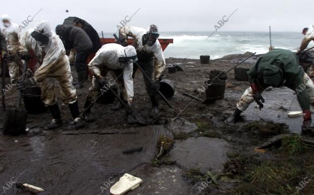 Santiago de Compostela 01-12-2002 Trabajos de limpieza en la playa de Muxia tras...