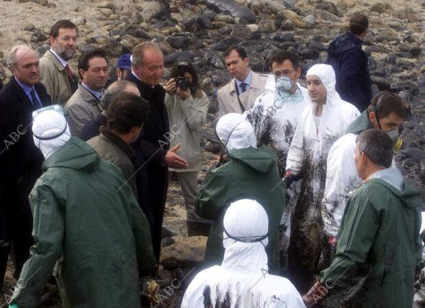 Visita de S.M. el Rey acompañado por Rajoy y Fraga a la localidad de Muxia,...