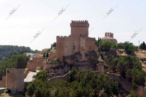 Vista del Parador de Alarcón, situado sobre un meandro del río Júcar, en lo alto...