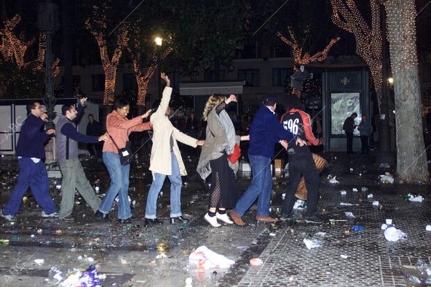 Un grupo de jóvenes hacen el trenecito en la Plaza Nueva tras haber entrado en...