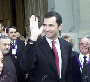 Su SAR el Príncipe Felipe de Borbón, en el tradicional besapiés en la Basílica...