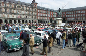 Reunión anual de los propietarios de los míticos 600 en la Plaza Mayor