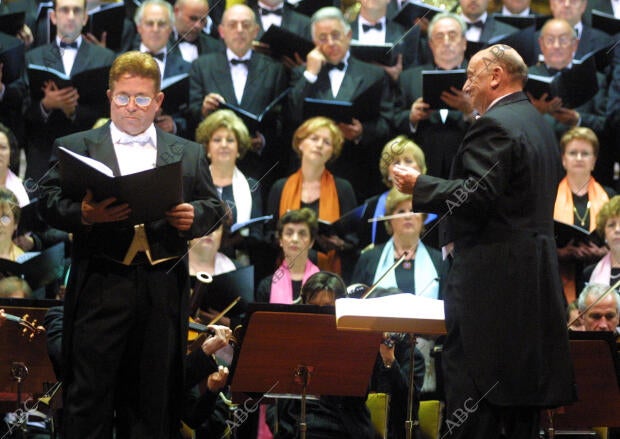 Luis izquierdo e Encargó de dirigir A la Sinfónica de Sevilla en El «Miserere»