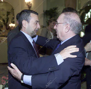 Alfredo Landa felicita a José Luis Garci tras la entrega a este último del...