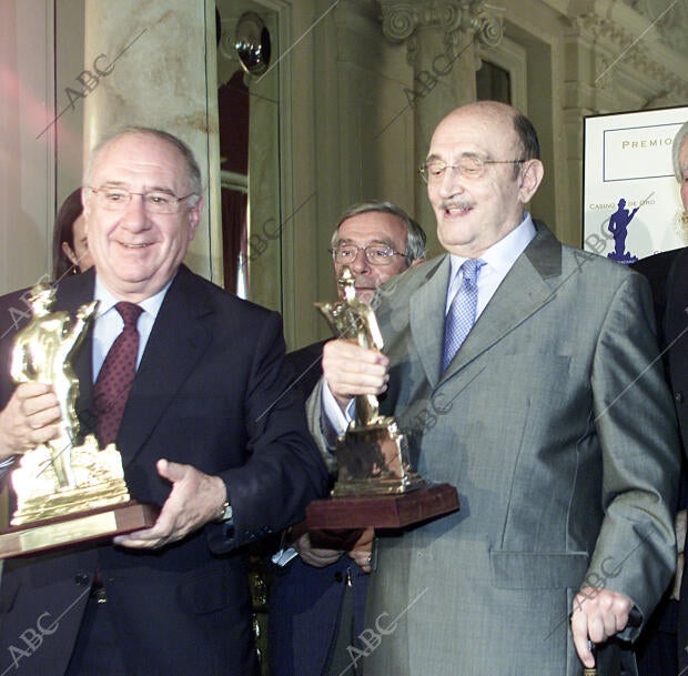 Los actores Tony Leblanc y Alfredo Landa reciben el premio "Casino de Oro" del...