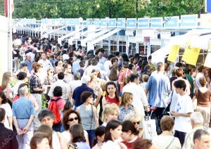 Afluencia de público en la Feria del Libro