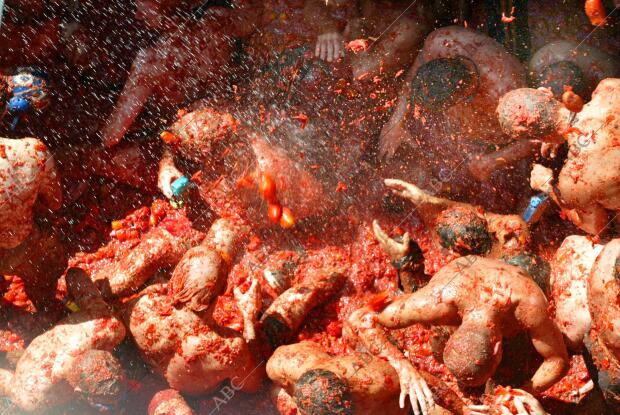 La "Tomatina" atrae a miles de personas con un objetivo común: la fiesta y mucho...