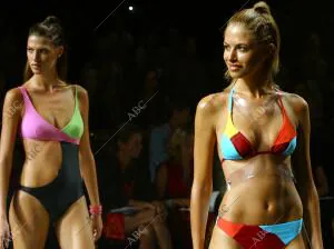 Una modelo desfila con un bikini de de la diseñadora Dolores Cortés durante la...