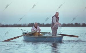 Los Pescadores Javier y Rafael, echan las redes al atardecer para recogerlas al...