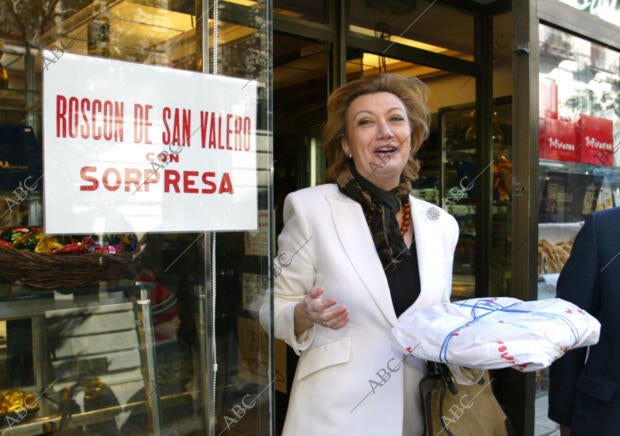 Luisa Fernanda Rudi Comprando un roscón de san Valero patrón de la ciudad de...