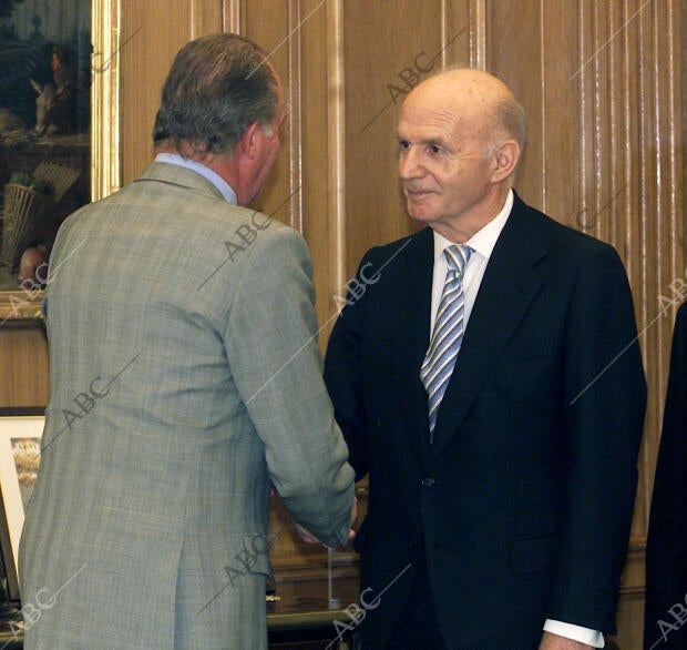 El Rey Recibe un ejemplar único del Libro "veinticinco Años de reinado de S. M