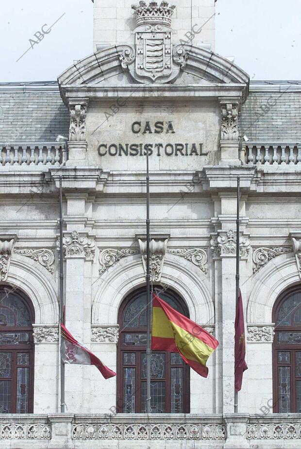 Valladolid foto Heras, Banderas A media Asta, en la plaza mayor de