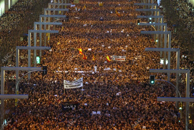 Manifestación por el atentado de Madrid, el paseo de la independencia desde la...