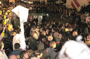 Manifestacion contra los Atentados de Madrid, en la foto el momento que la...